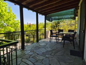 a patio with a table and chairs on a balcony at Lidden tree cottage in Perea
