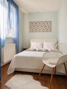 a bedroom with a bed and a table and a chair at Apartman i sobe Milica Vrnjacka Banja in Vrnjci