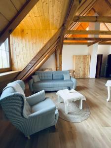 a living room with two couches and a table at Sielsko-Anielsko centrum in Kazimierz Dolny