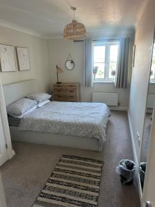 a bedroom with a bed and a window at Beautiful 2 bed in Wycombe in High Wycombe