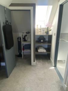 ein Zimmer mit einem Kleiderschrank mit Spiegel und einem Fenster in der Unterkunft Hillvine in Hartpury + 27 Fotos