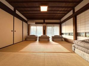 a room with couches in the middle of a room at 古民家宿 Mutsu Traditional Japanese House Inn MUTSU in Ōtaki