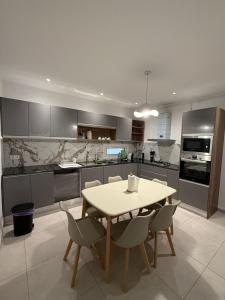 a kitchen with a table and chairs in a room at Sublime appartement F4 a draria in Alger