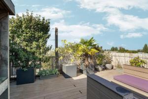 a patio with a bunch of plants and a fence at Bed zonder Breakfast in Amsterdam