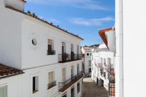 a view of an alley between white buildings at Duplex con vistas en el centro de Aracena in Aracena