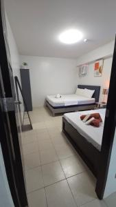 two beds in a room with two beds sidx sidx sidx at Plumera Mactan Condo unit in Bankal +19 photos