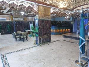 ein Zimmer mit Tisch und Stühlen und einer Decke in der Unterkunft Hotel Berg Rappeg in Rabigh