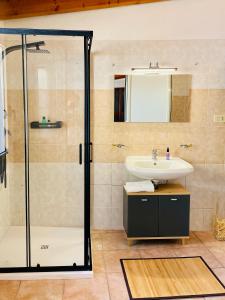 a bathroom with a sink and a shower at DomuMnG in Elmas
