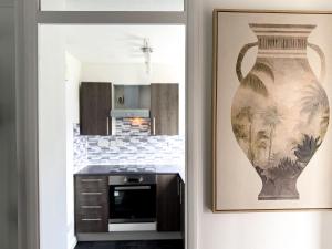 a picture of a vase on the wall in a kitchen at Princess House in Redhill