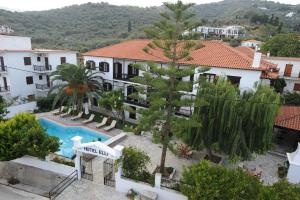 una vista aerea di un resort con piscina di Elli Hotel a Skopelos Town