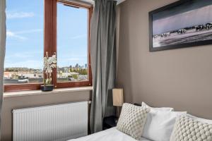 a hotel room with a bed and a window at Spacious 3Rooms Apt with Balcony Parking in Warsaw