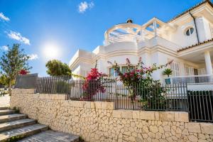 a white house with a fence and flowers at Villa Filipinas ,CITY CENTER -ETV10310 in Palma de Mallorca
