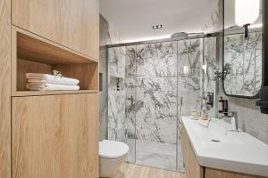 a bathroom with a shower and a toilet and a sink at Rezydencja Słoneczna - SPA & Apartamenty z widokiem - blisko Term Bania, Odkryj-Bialke in Białka Tatrzańska +47 photos
