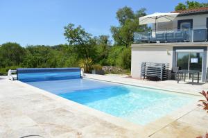 a swimming pool in the backyard of a house at La Tourelle du Lot in Cajarc