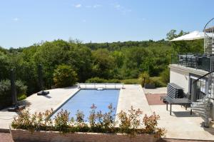 a swimming pool in a yard next to a house at La Tourelle du Lot in Cajarc +55 photos