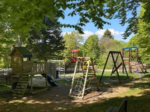 ein Park mit einem Spielplatz mit Klettergerüst in der Unterkunft Le Laite in Conco