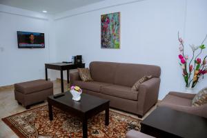 ein Wohnzimmer mit Sofa und Tisch in der Unterkunft Sinkor Palace Hotel in Monrovia