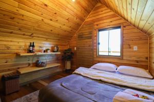 a bedroom with a large bed in a wooden cabin at CÉU DE AGARTHA Retiros e Vivências in Alto Paraíso de Goiás
