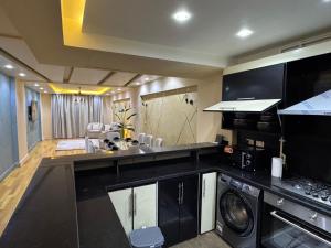 a kitchen with a washer and dryer in a room at The Perfect in Alexandria