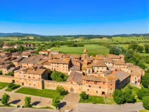an aerial view of a town with buildings at Nido in Toscana - Appartamento in Centro Storico con Aria Condizionata in Buonconvento
