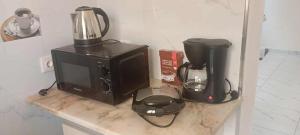 a kitchen counter with a coffee maker and a blender at Casa Silvina Tarrafal in Tarrafal