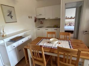 eine Küche und ein Esszimmer mit Tisch und Stühlen in der Unterkunft Le Laite in Conco