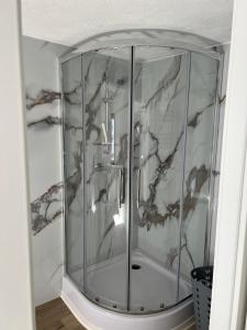 a shower with a glass enclosure in a bathroom at Fewo Kleine Gasse, super Zentral, Privat Parkplatz, in Ruhla +11 photos