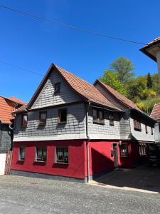 a red and white building with a red at Fewo Kleine Gasse, super Zentral, Privat Parkplatz, in Ruhla