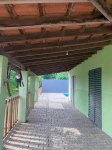 an empty hallway of a building with a wooden ceiling at Chácara do Neno in Limeira