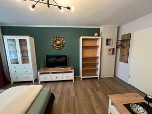 a room with a bed and a tv in it at Über dem Dörpken in Wuppertal