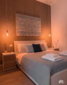 a bedroom with a bed with two towels on it at La Maison Fois - Appartamento Quartucciu in Quartucciu