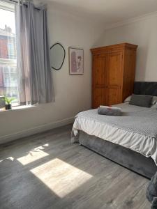 a bedroom with a bed and a window at Budget Rooms Lincoln City Centre , Fast WiFi & Self Check in in Lincoln