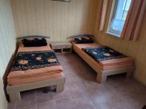 a room with two beds and a window at Ferienhaus B1 Concordiasee in Friedrichsaue