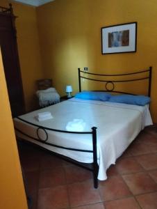 a bedroom with a large bed in a room at Appartamento Ortensia in Montale