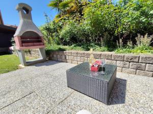 a small table with a wine bottle and a bird house at Casa LUIS in Luino