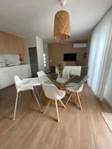 a kitchen and dining room with a table and chairs at Areias do Norte in Póvoa de Varzim