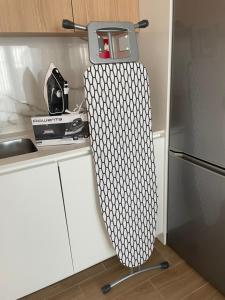 a black and white refrigerator in a kitchen at Areias do Norte in Póvoa de Varzim