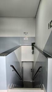 an empty room with escalators in a building at Residencial Felicita in Barueri