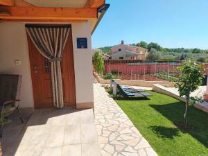 a front door of a house with a yard at Apartmani Bernarda in Poreč