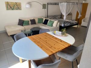a living room with a table and a couch at Ferienwohnung Am Backhausgarten in Flonheim