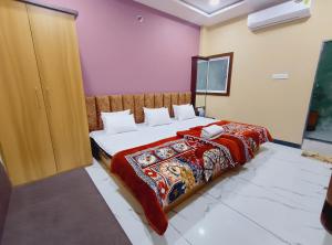 a bedroom with a large bed in a room at Hotel Shree Raghunandan Palace in Ujjain