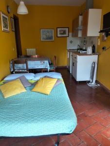 a room with two beds and a kitchen at Appartamento il Giglio in Montale