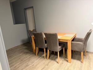 a dining room table with chairs and a wooden table at Hansa Living 3 Hamburg - Ruhiges Zimmer mit Gemeinschaftsküche in Hamburg +1 photo