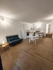 un soggiorno con divano e tavoli e una cucina di Murorotto a Castello del Matese