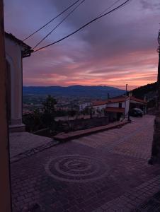 una vista del tramonto da un edificio con una strada di mattoni di Murorotto a Castello del Matese