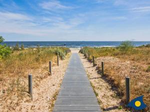 a wooden path leading to the beach at Villa Strandperle Whg 07 in Bansin