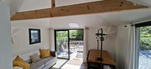 a living room with a couch and a table at Cabane Cozy & Calme in Janville