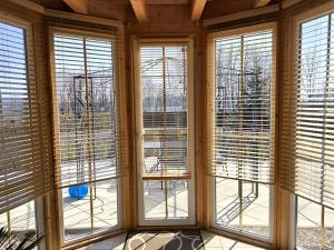 a room with three windows with blinds at Ferienhaus Concordiasee in Friedrichsaue +16 photos