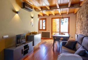 a living room with a couch and a table at Ca la Bepa in Rocafort de Vallbona