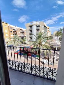 ein Balkon mit Palmen und ein Gebäude in der Unterkunft Nbm in Puerto de Gandía